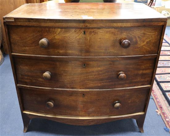 A Regency bowfront chest of drawers 88cm